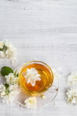 Yasemin çayı, tahtadan bir fincanda..