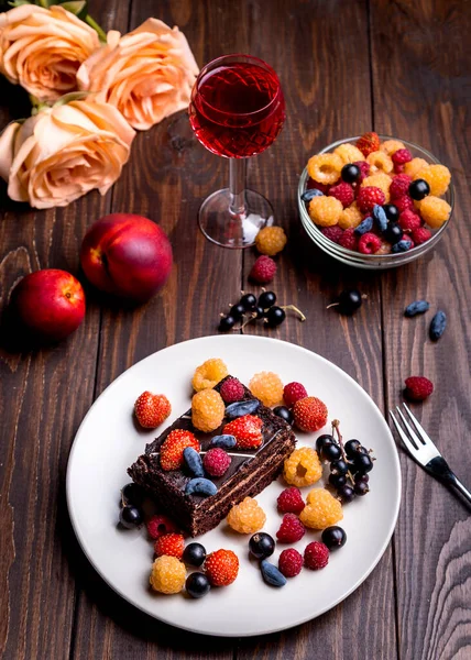 Chocolate Cake Berries Wooden Table — Stock Photo, Image