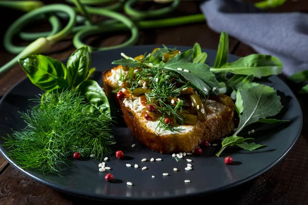 Toast Met Kwark Gebakken Knoflookpijlen Kruiden Een Donkere Achtergrond — Stockfoto