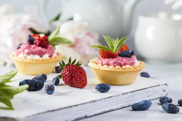 Süzme peynirli tart, yoğurt, çilek ve hanımeli..