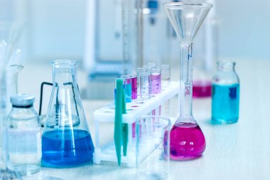 Cam şişelerde kimyasal sıvı ve tıbbi laboratuarda test tüpleri..