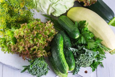 Tahta masada taze yeşil sebzeler..