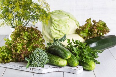 Tahta masada taze yeşil sebzeler..