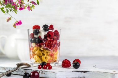 Kek, ahududu, üzümlü, kirazlı ve dondurmalı tatlı..