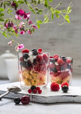 Kek, ahududu, üzümlü, kirazlı ve dondurmalı tatlı..