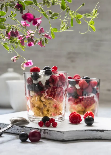 Postre Con Una Magdalena Frambuesas Grosellas Cerezas Helado Vaso —  Fotos de Stock