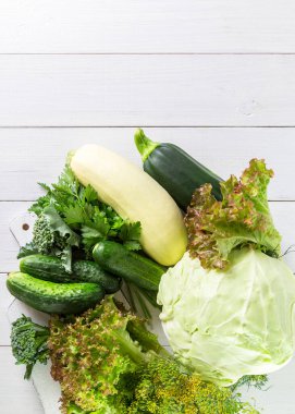 Tahta masada taze yeşil sebzeler..