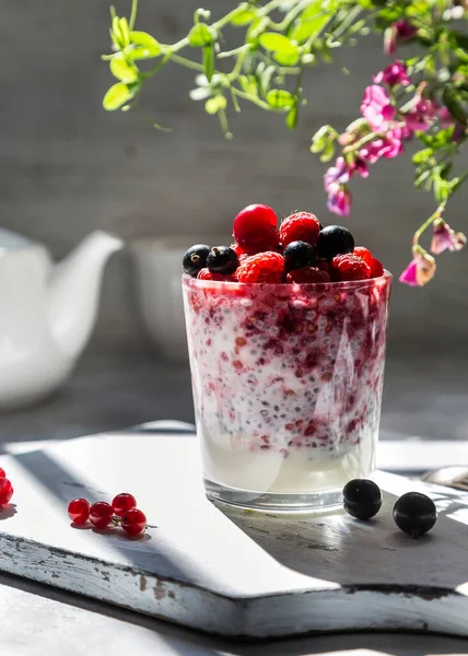 Yogur Con Semillas Chía Bayas Frescas Sobre Fondo Claro —  Fotos de Stock