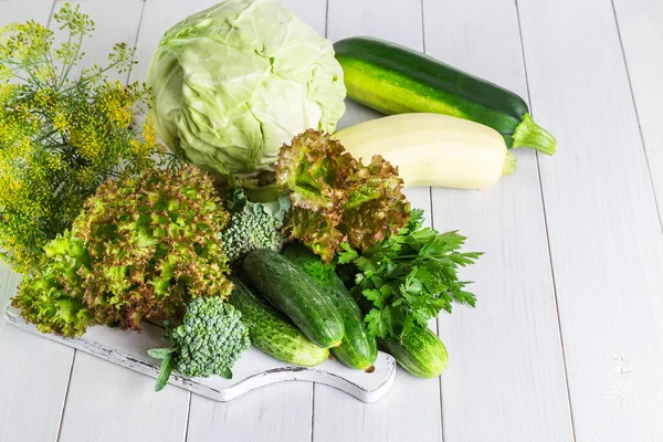 Frisches Grünes Gemüse Auf Einem Holztisch — Stockfoto