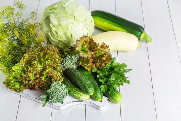 Legumes Verdes Frescos Uma Mesa Madeira — Fotografia de Stock