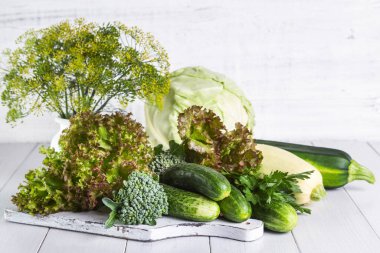 Tahta masada taze yeşil sebzeler..