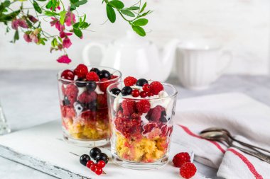 Kek, ahududu, üzümlü, kirazlı ve dondurmalı tatlı..