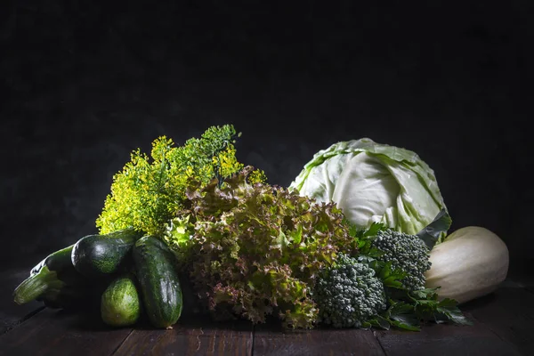 Färska Gröna Grönsaker Ett Träbord — Stockfoto