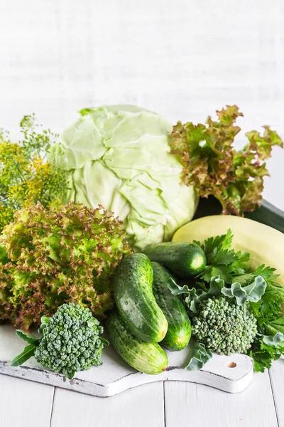 Verduras Verdes Frescas Sobre Una Mesa Madera —  Fotos de Stock