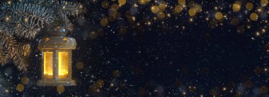 Gece karanlığında fener şamdanı. Boşluğu kopyala.