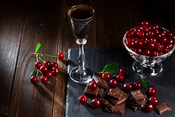 Cherry Liqueur Glass Chocolate Cherries Dark Background — Stock Photo, Image