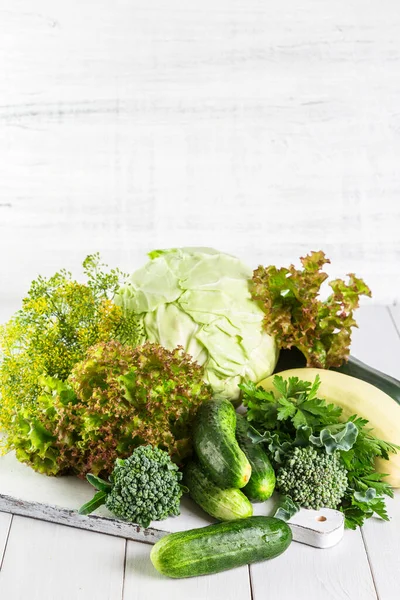 Tahta masada taze yeşil sebzeler..