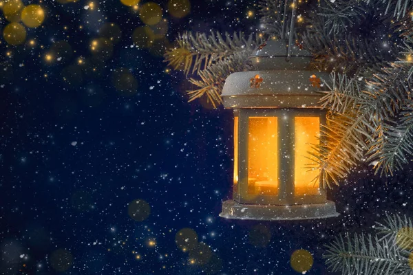 Gece karanlığında fener şamdanı. Boşluğu kopyala.