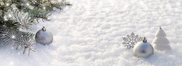 Silbriger Weihnachtsschmuck Und Tannenzweige Schnee Weihnachtspanorama — Stockfoto