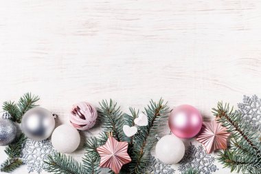 Işıklı arka planda duran Noel süsleri. Boşluğu kopyala.