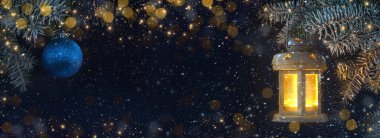 Gece karanlığında fener şamdanı ve Noel süslemeleri. Boşluğu kopyala.