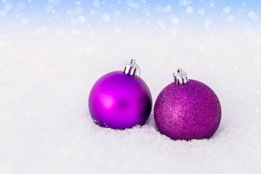 Karda leylak rengi Noel süsleri.