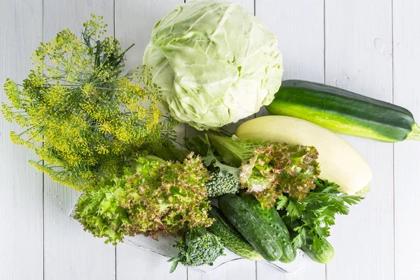 Verse Groene Groenten Een Houten Tafel — Stockfoto