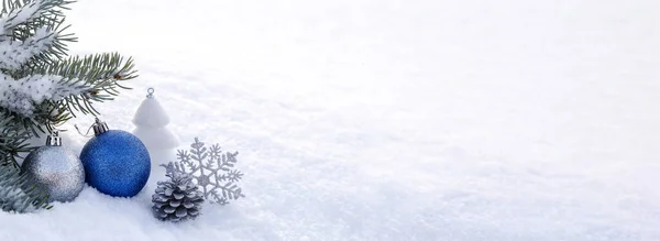 雪の中で青のクリスマスの装飾 クリスマスパノラマバナー — ストック写真