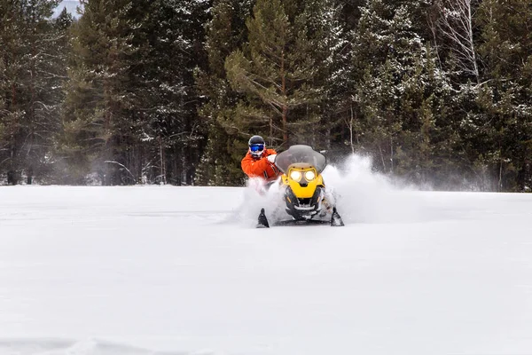 Atleta Snowmobile Que Move Floresta Inverno Nas Montanhas Dos Urais — Fotografia de Stock