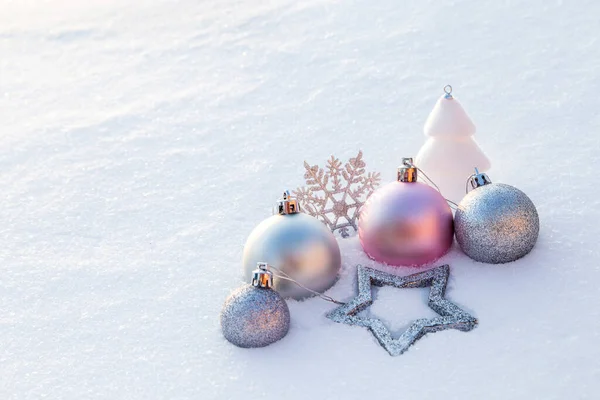 Ροζ Και Ασημένια Χριστουγεννιάτικα Στολίδια Στο Χιόνι Αντιγραφή Χώρου — Φωτογραφία Αρχείου
