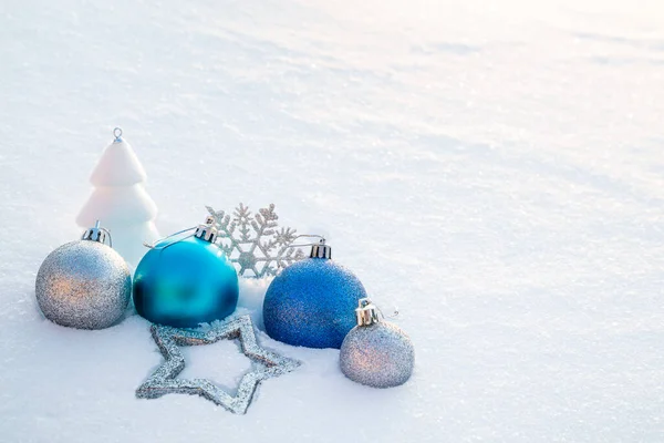 Blauer Weihnachtsschmuck Auf Dem Schnee Kopierraum — Stockfoto