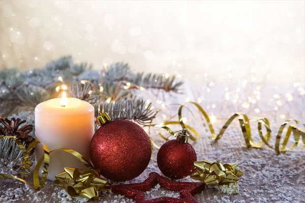Λευκό Χριστουγεννιάτικο Κερί Ρουστίκ Ξύλινες Σανίδες Διακοσμήσεις Φυσικά Στοιχεία Κλαδιά — Φωτογραφία Αρχείου