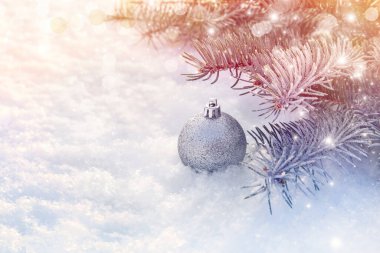 Gümüş Noel balosu ve kardaki köknar dalı.