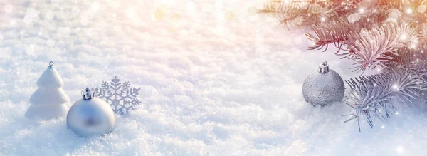 雪の中で銀色のクリスマスの装飾やモミの枝 クリスマスパノラマバナー — ストック写真