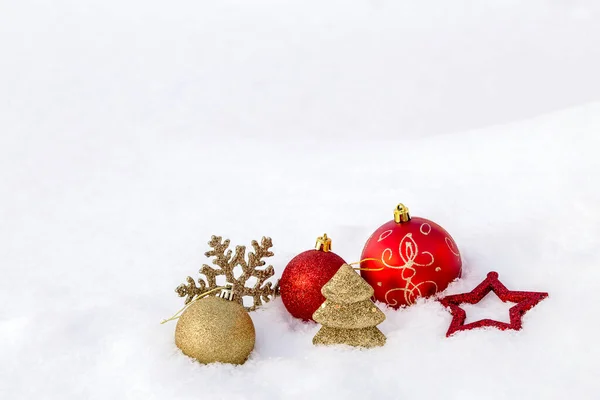 Enfeites Natal Deitado Neve Uma Clareira — Fotografia de Stock