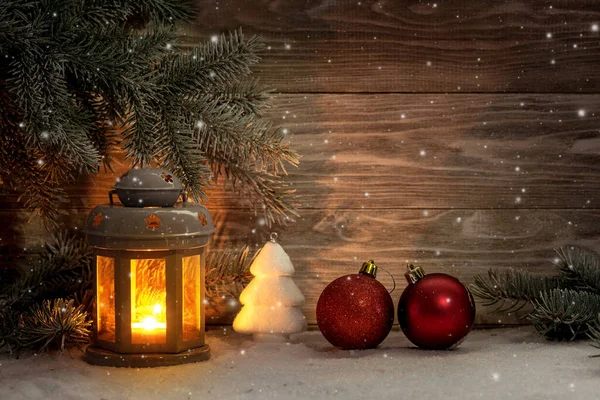 木製の背景にランタンキャンドルスティックとクリスマスの装飾 スペースのコピー — ストック写真