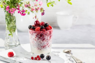 Hafif arkaplanda taze böğürtlen ve chia tohumlu yoğurt..