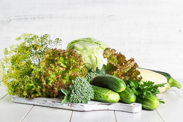 Färska Gröna Grönsaker Ett Träbord — Stockfoto