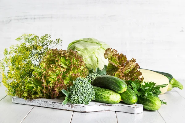 Legumes Verdes Frescos Uma Mesa Madeira — Fotografia de Stock