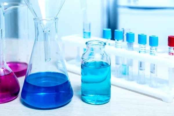 Płyn Chemiczny Kolbach Szklanych Probówkach Laboratorium Medycznym — Zdjęcie stockowe