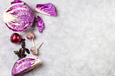 Hafif arka planda mor sebzeler.