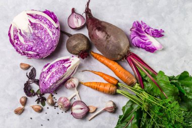 Hafif arka planda taze sebzeler.