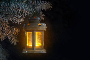 Gece karanlığında fener şamdanı. Boşluğu kopyala.