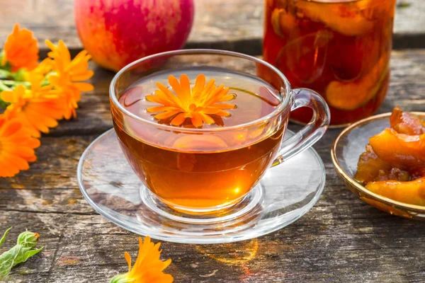 Thee Met Calendula Appeljam Een Houten Tafel — Stockfoto