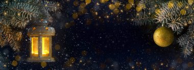 Gece karanlığında fener şamdanı ve Noel süslemeleri. Boşluğu kopyala.