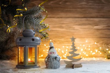 Fener şamdanı ve ahşap arka planda Noel süslemeleri. Boşluğu kopyala.