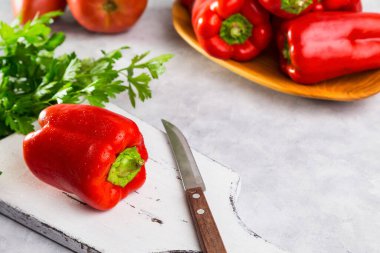 Masadaki taze biberler.