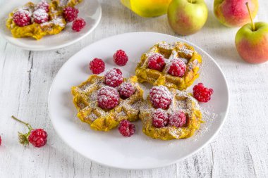 Hafif arka planda ahududulu ev yapımı balkabaklı waffle..