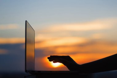 Kadın öğrenci gün batımı kasaba arka planda üniversite sınavı geç akşam hazırlanıyor sonra onu laptop kapanış. Eğitim konsepti