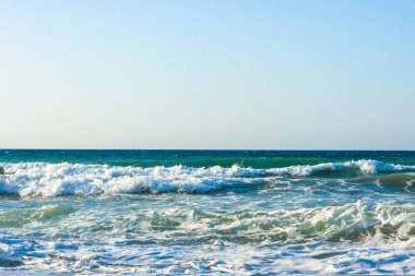 Pürüzsüz ve yumuşak doğal şeffaf deniz suyunun arka planı 